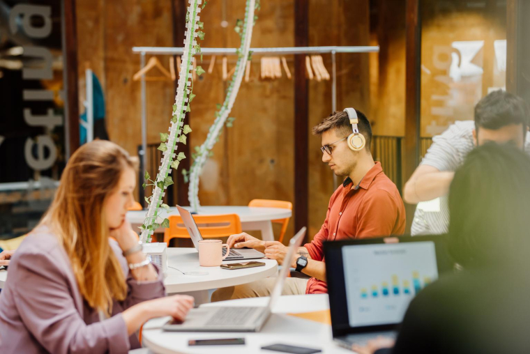 Il existe des espaces de coworking originaux et abordables pour les étudiants. ( crédit photo : Getty Images )