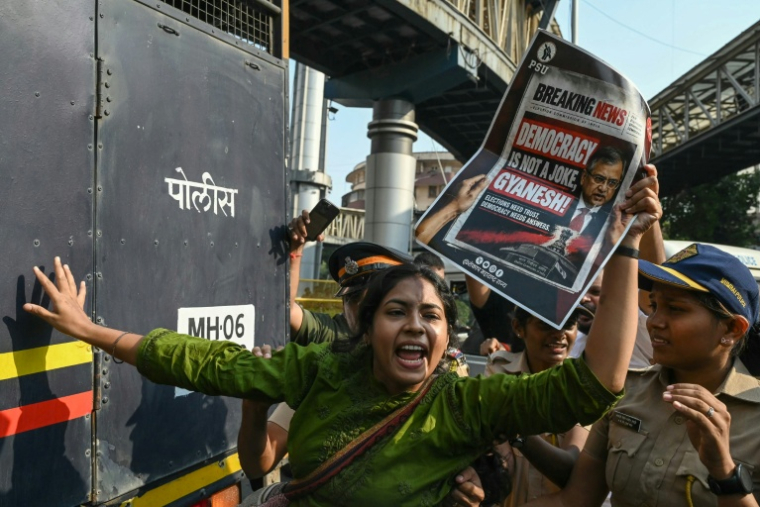 Interpellation par la police d'une sympathisante du mouvement des "cafards", fer de lance de la révolte étudiante en Inde, le 10 octobre 2026 à Bombay ( AFP / Indranil MUKHERJEE )