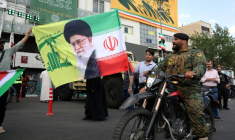 Un policier iranien durant une rassemblement de partisans du pouvoir en soutien au guide suprême Ayatollah Mojataba Khamenei à Téhéran, le 29 avril 2026 ( AFP / - )