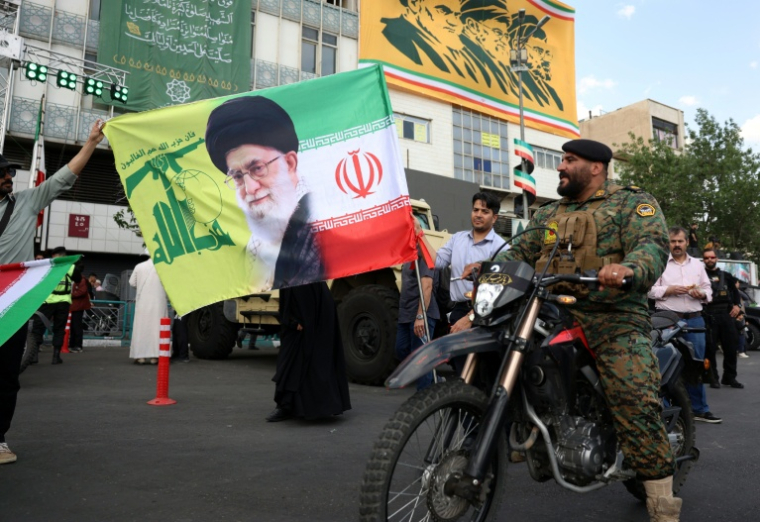Un policier iranien durant une rassemblement de partisans du pouvoir en soutien au guide suprême Ayatollah Mojataba Khamenei à Téhéran, le 29 avril 2026 ( AFP / - )