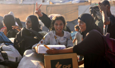Des femmes et enfants palestiniens après avoir reçu de l'aide humanitaire à un point de distribution de la Fondation humanitaire de Gaza (GHF) à Rafah, le 24 juillet 2025 dans le sud de la bande de Gaza ( AFP / - )