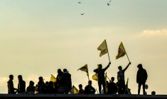 Des Kurdes syriens brandissent des drapeaux avec le portrait du fondateur du PKK, Abdullah Ocalan, le 27 février 2025, à Qamishli, en Syrie ( AFP / Delil SOULEIMAN )