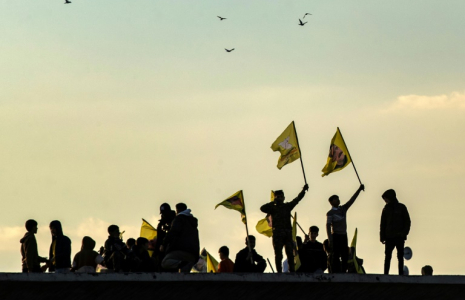 Des Kurdes syriens brandissent des drapeaux avec le portrait du fondateur du PKK, Abdullah Ocalan, le 27 février 2025, à Qamishli, en Syrie ( AFP / Delil SOULEIMAN )