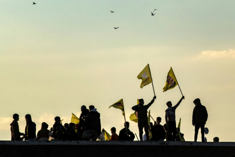 Des Kurdes syriens brandissent des drapeaux avec le portrait du fondateur du PKK, Abdullah Ocalan, le 27 février 2025, à Qamishli, en Syrie ( AFP / Delil SOULEIMAN )
