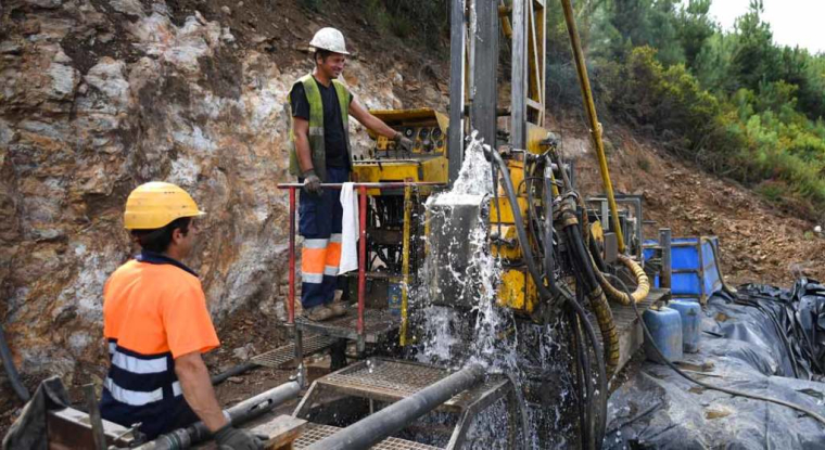 Eramet détient un important gisement de lithium en Argentine. Ici une mine de lithium au Portugal. (© F. Leong / AFP)