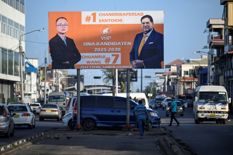 Une affiche électorale du président Chan Santokhi avant les élections législatives, le 23 mai 2025 à Paramaribo, au Suriname ( AFP / Juan BARRETO )