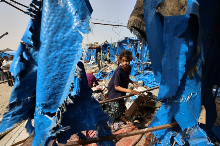 Dans un camp de déplacés gazaouis, frappé par un bombardement israélien selon la Défense civile, à Deir el-Balah dans le centre de la bande de Gaza, le 17 mai 2025 ( AFP / Eyad BABA )