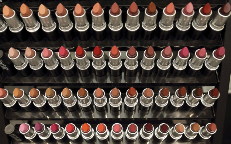 ESTÉE LAUDER RELÈVE SES PRÉVISIONS