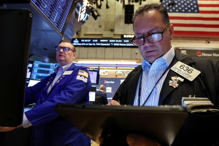 Des traders travaillent sur le parquet de la Bourse de New York