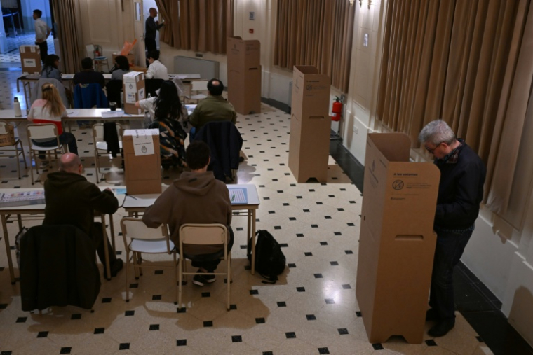 Un bureau de vote lors des législatives de mi-mandat en Argentine, le 26 octobre 2025 à Buenos Aires ( AFP / Luis ROBAYO )