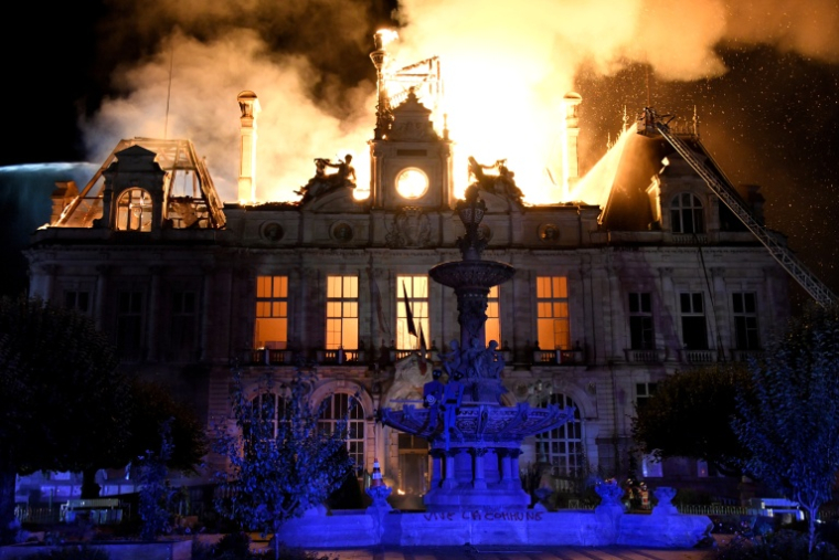 La mairie de Limoges ravagée par les flammes le 17 octobre 2026 ( AFP / PASCAL LACHENAUD )