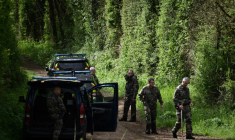 Des gendarmes lors des opérations de recherche visant à localiser Agathe Hilairet disparue à Vivonne, dans l'ouest de la France, le 13 avril 2025 ( AFP / Philippe LOPEZ )