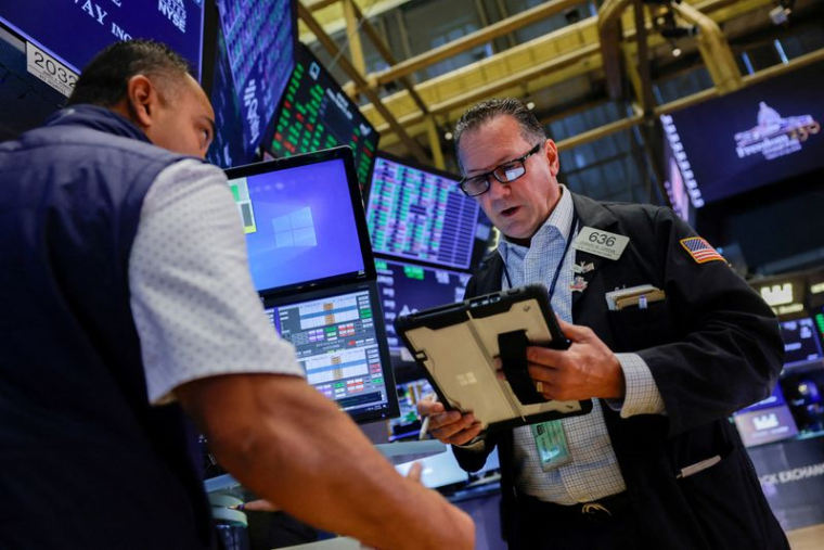 Un trader travaille à la Bourse de New York, à New York.