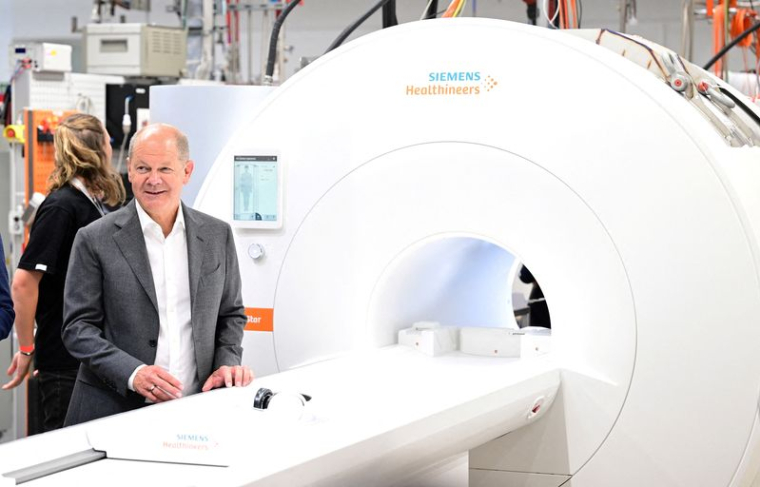 Le chancelier allemand Olaf Scholz visite la manufacture d'appareils IRM chez Siemens Healthineers à Erlangen