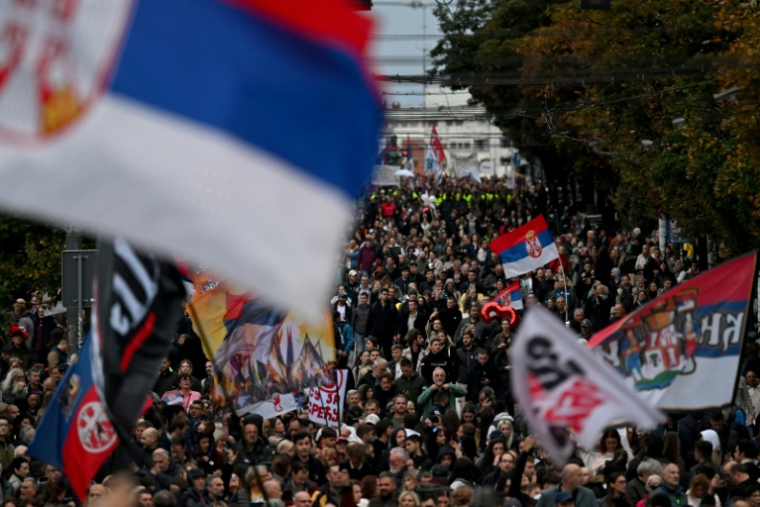 Des étudiants et leurs soutiens rassemblés à Belgrade, le 22 octobre 2026 en Serbie, en amont des élections législatives anticipées du 25 octobre ( AFP / Andrej ISAKOVIC )