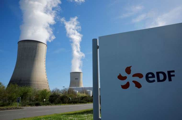 Le logo d'EDF devant les tours de refroidissement à l'entrée du site de la centrale nucléaire à Civaux