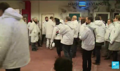 France : à Rungis, Macron défend sa réforme des retraites