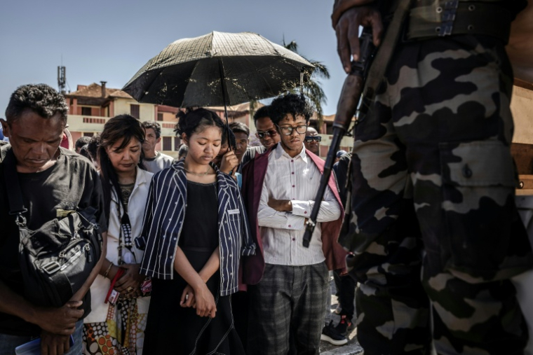 Des Malgaches observent une minute de silence en hommage aux manifestants tués dans les rassemblements anti-gouvernementaux récents à Antananarivo, le 12 octobre 2025 ( AFP / Luis TATO )