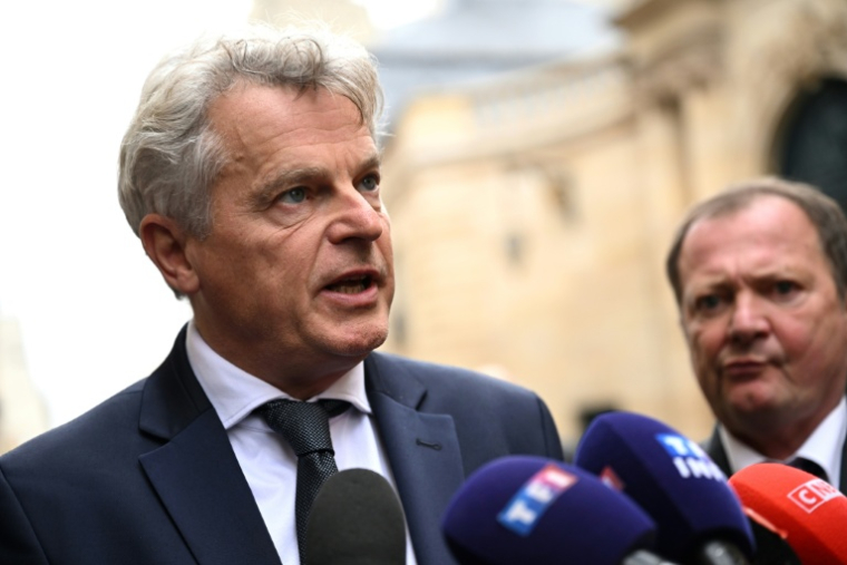 Le leader du Parti communiste Fabien Roussel s'exprime devant les journalistes après une rencontre avec le Premier ministre Sébastien Lecornu à Matignon, Paris, le 8 octobre 2025 ( AFP / Bertrand GUAY )