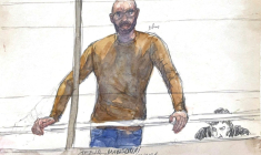 Ce croquis d'audience, réalisé le 10 février 2026, montre Ameur Mansouri, réputé être l'un des plus importants trafiquants de drogue de France, lors de son procès au tribunal de Paris, à Paris, le 10 février 2026 ( AFP / Benoit PEYRUCQ )