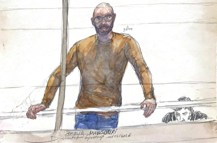Ce croquis d'audience, réalisé le 10 février 2026, montre Ameur Mansouri, réputé être l'un des plus importants trafiquants de drogue de France, lors de son procès au tribunal de Paris, à Paris, le 10 février 2026 ( AFP / Benoit PEYRUCQ )