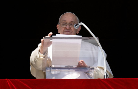 Le pape François dirige la prière de l'Angélus