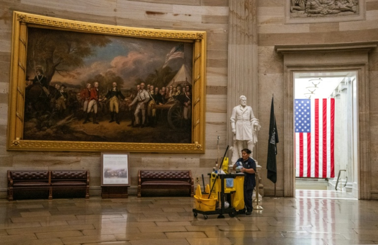 Une femme de ménage dans la rotonde du Capitole de Washington, siège du Congrès américain, le 30 septembre 2025 ( AFP / ANDREW CABALLERO-REYNOLDS )