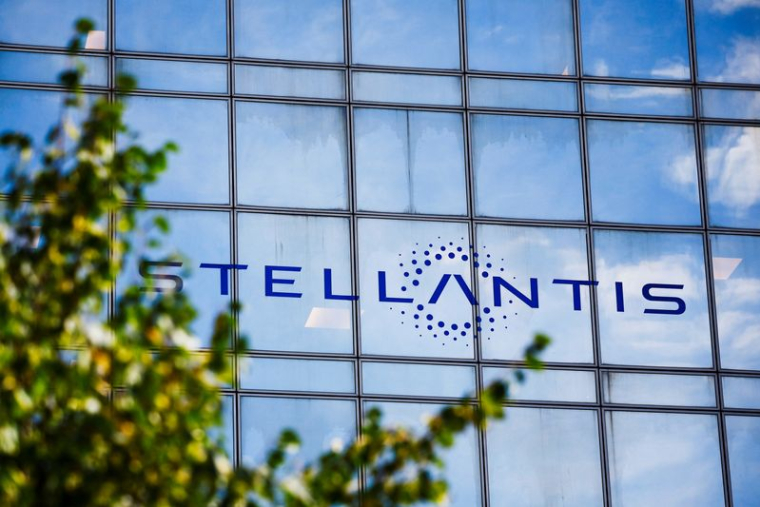 Le logo de Stellantis est visible sur le bâtiment de l'entreprise à Poissy