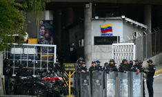 Les forces de sécurité devant la prison El Helicoide à Caracas, le 8 janvier 2026 ( AFP / Ronaldo SCHEMIDT )