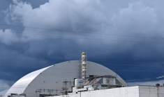 Haute de 109 mètres, la nouvelle arche de confinement (NSC) recouvre le réacteur n°4 de la centrale de Tchernobyl ( AFP / SERGEI SUPINSKY )