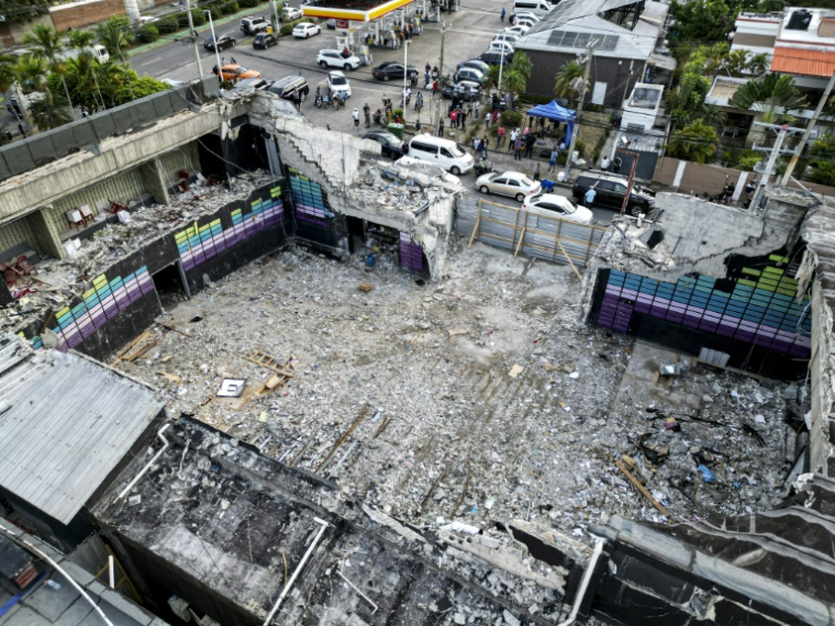 Vue aérienne des ruines de la discothèque Jet Set, dont l'effondrement du toit a fait plus de 200 morts, le 11 avril 2025 à Saint-Domingue en République dominicaine ( AFP / MARTIN BERNETTI )