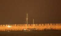 Le voilier Madleen entre dans le port israélien d'Ashdod après son interception par l'armée israélienne alors qu'il tentait de rallier la bande de Gaza avec 12 militants pro-palestiniens à bord, le 9 juin 2025 ( AFP / Jack GUEZ )