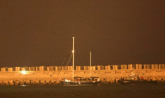 Le voilier Madleen entre dans le port israélien d'Ashdod après son interception par l'armée israélienne alors qu'il tentait de rallier la bande de Gaza avec 12 militants pro-palestiniens à bord, le 9 juin 2025 ( AFP / Jack GUEZ )