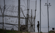 Un soldat sud-coréen monte la garde devant une ouverture de la clôture de la DMZ, à Gyodong, le 9 mai 2017 ( AFP / Ed JONES )