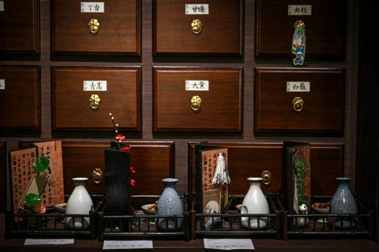 Des bouteilles de cocktails inspirés de la médecine traditionnelle chinoise dans un bar à Shanghai, le 11 février 2026 en Chine ( AFP / Jade GAO )