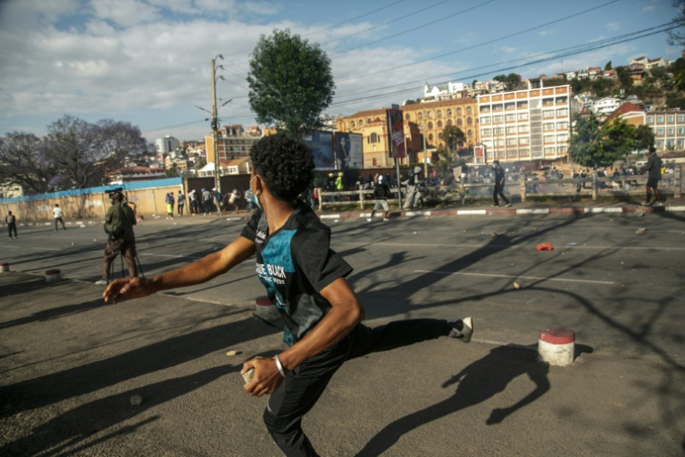 Un manifestant lance une pierre vers les forces de sécurité lors d'un rassemblement contre le gouvernement à Antananarivo, le 4 octobre 2025 à Madagascar ( AFP / RIJASOLO )