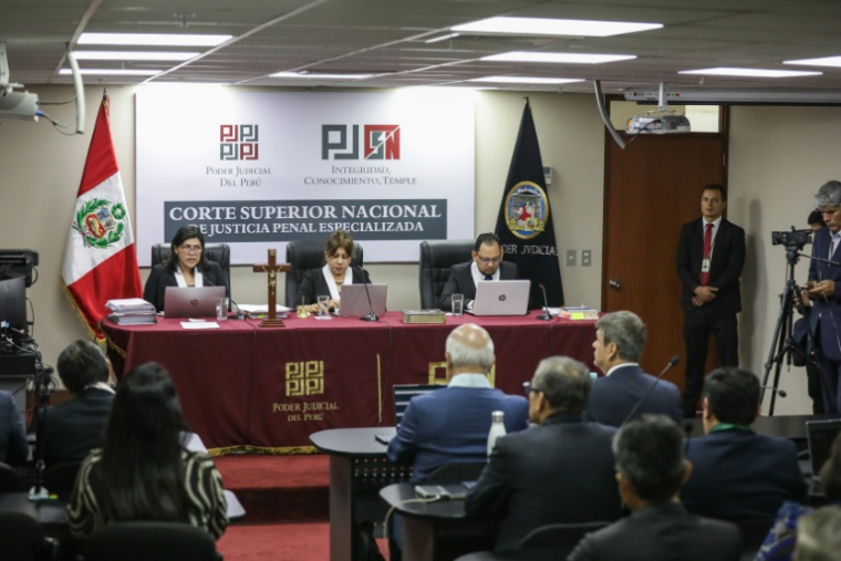 La juge Nayko Coronado Salazar (à gauche) prononce la condamnation de l'ex-président péruvien Ollanta Humala (au deuxième rang, au centre), le 15 avril 2025 à Lima ( AFP / CONNIE FRANCE )