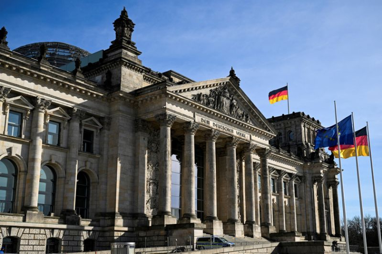 Une vue montre le bâtiment du Reichstag, siège du parlement allemand, le Bundestag, à Berlin