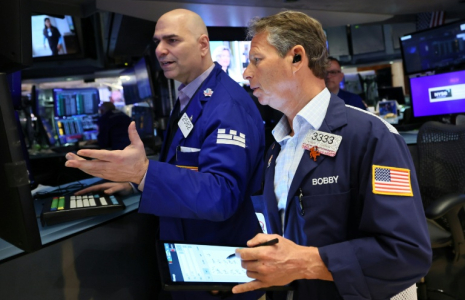 Traders sur le parquet du New York Stock Exchange, dans la journée du 22 avril 2025, qui a vu le Dow Jones gagner 2,66%, hausse qui pourrait se poursuivre mercredi, les contrats à terme progressant à nouveau. ( GETTY IMAGES NORTH AMERICA / Michael M. Santiago )