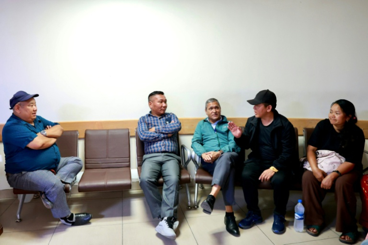 Damu Sherpa, à droite, l'épouse du guide népalais Dawa Sherpa, en compagnie de proches à l'hôpital de Katmandou au Népal le 4 juin 2026 ( AFP / PRABIN RANABHAT )