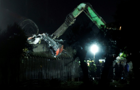 Des wagons endommagés sont retirés à l’aide d’engins lourds sur les lieux d’une collision ferroviaire entre deux trains à grande vitesse, entre Urda et Los Yébenes, dans la province de Tolède, le 28 octobre 2026 en Espagne ( AFP / Oscar DEL POZO )