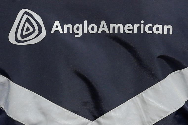 Le logo d'Anglo American apparaît sur la veste d'un employé de la mine de cuivre de Los Bronces, dans la banlieue de Santiago