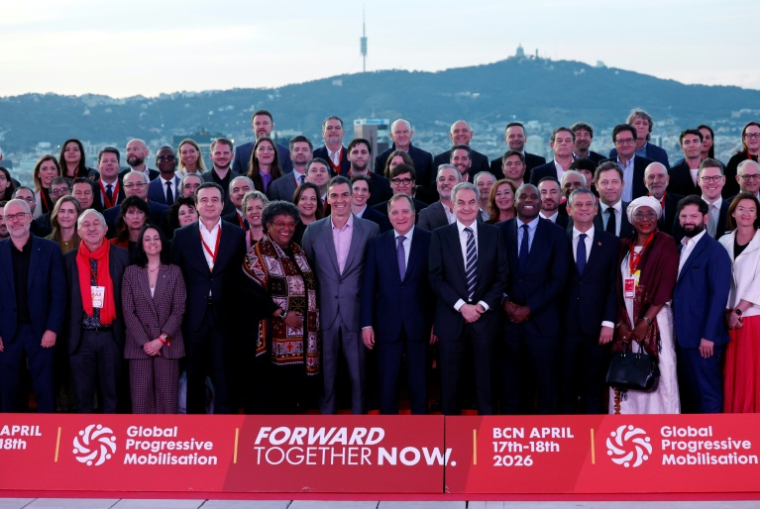 Le Premier ministre espagnol Pedro Sánchez (C) pose avec des dirigeants internationaux de gauche réunis à Barcelone pour "protéger et renforcer" la démocratie, le 18 avril 2026 à Barcelone ( AFP / Oscar DEL POZO )