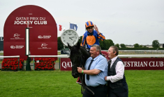 Le cheval Camille Pissaro, monté par le jockey britannique Ryan Moore, remporte le Prix du Jockey Club, le 1er juin 2025 à Chantilly  ( AFP / Hugo MATHY )