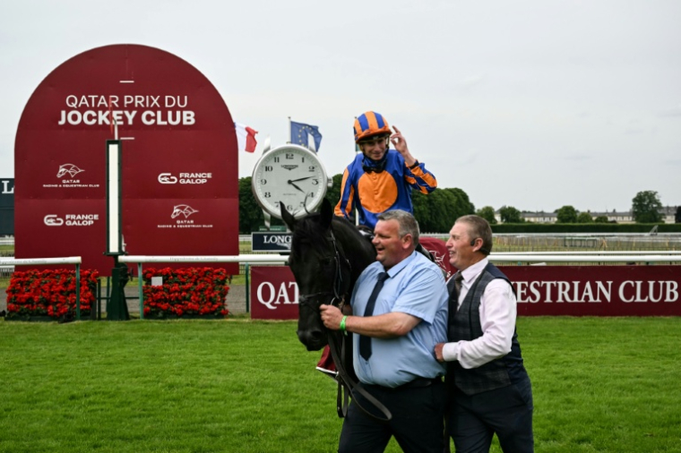 Le cheval Camille Pissaro, monté par le jockey britannique Ryan Moore, remporte le Prix du Jockey Club, le 1er juin 2025 à Chantilly  ( AFP / Hugo MATHY )