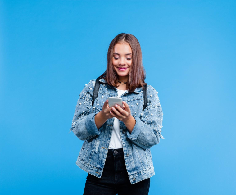 Les arnaqueurs n’hésitent pas à envoyer directement des messages privés sur les réseaux sociaux, comme Instagram et Facebook crédit photo : GettyImages