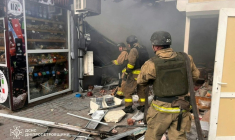 Photo prise et distribuée le 4 avril 2026 par le ministère des situations d'urgence ukrainien montrant des pompiers en train d'éteindre un incendie sur un marché après une frappe à Nikopol, dans le centre-est du pays ( Ukrainian State Emergency Service / Handout )