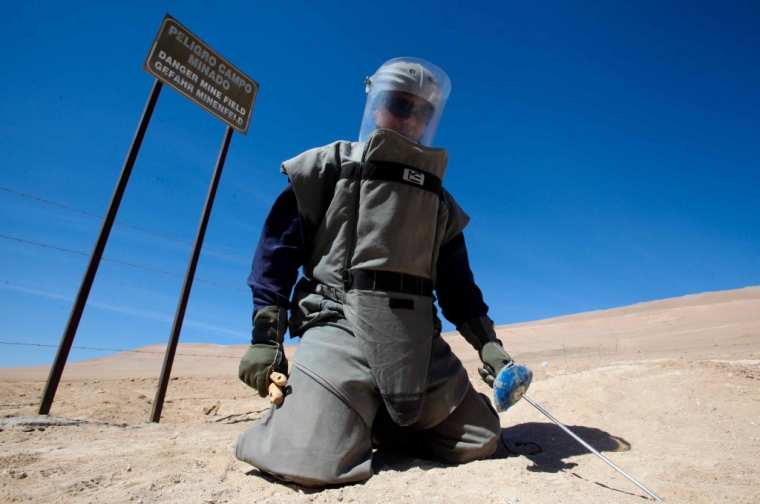 Un démineur à Arica, au Chili. (illustration) ( AFP / PATRICIO BANDA )