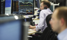Un trader travaille dans la City de Londres