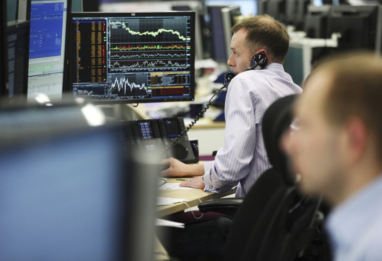 Un trader travaille dans la City de Londres